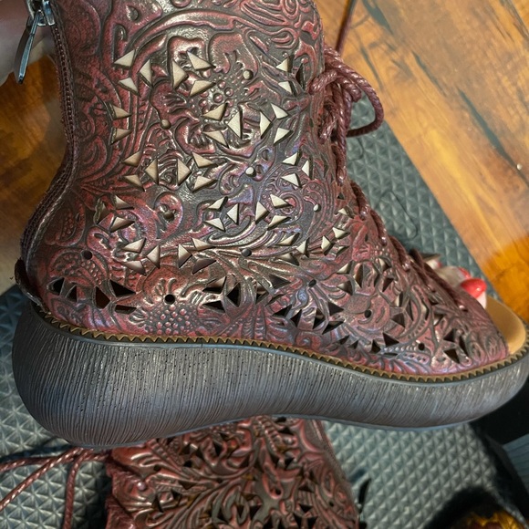 Shoes - Picture 5 of 5